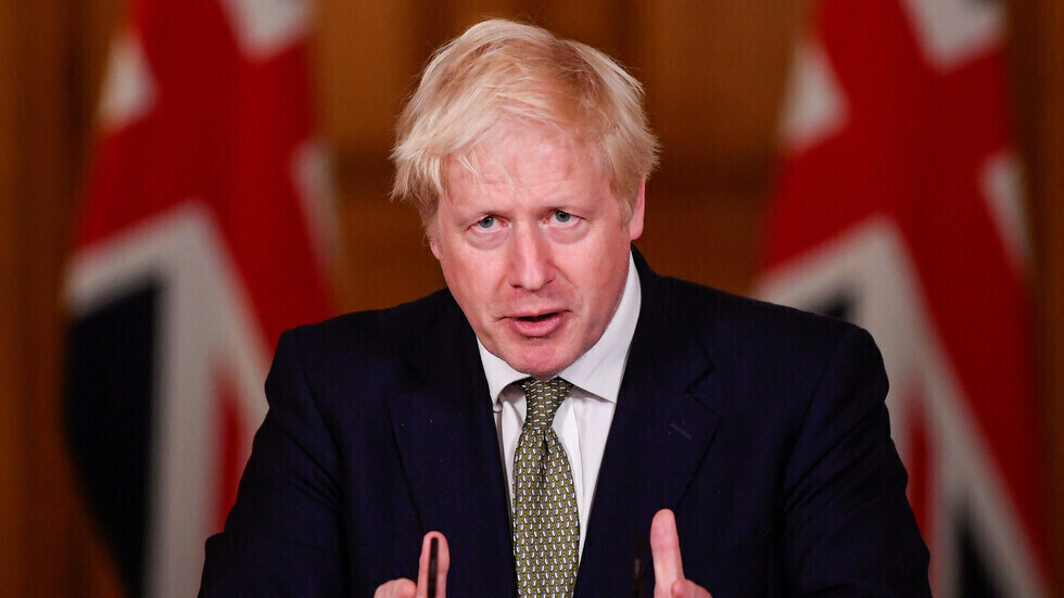 رئيس وزراء بريطانيا يعتذر عن وصفه للمسلمات المنتقبات بـ”سارقات البنوك”