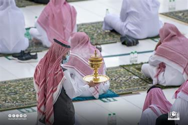 “شؤون الحرمين” تطيّب المسجد الحرام وتوزع هدايا العيد على المصلين (صور)