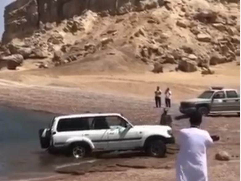 فيديو.. لحظة انتشال سيارة مواطن بعد سقوطها في البحر بمحافظة حقل