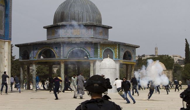 قوات الاحتلال الإسرائيلي تقتحم باحات المسجد الأقصى المبارك وتطلق القنابل الصوتية وقنابل الغاز