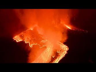 لحظة فوران بركان وقذفه حمماً بركانية في جزيرة صقلية