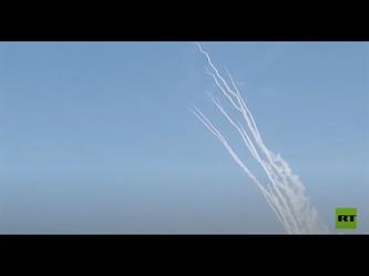 مشاهد لإطلاق وابل من الصواريخ باتجاه مدن إسرائيلية