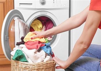 6 أخطاء في غسيل الملابس تسبب أمراضاً جلدية خطيرة.. تعرف عليها