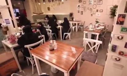 أسماء الطعام بأغاني “فيروز”.. 3 فتيات يعملن في صيدلية صباحاً ويُدرن مطعماً مساءً (فيديو)
