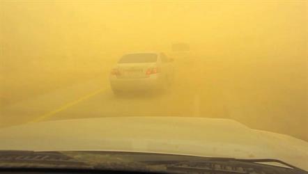 “المرور” يذكر باتباع هذه النصائح الخمس خلال القيادة أثناء موجات الغبار