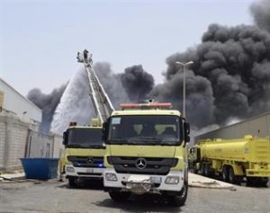 "الدفاع المدني" يسيطر على الحريق الذي اندلع بمستودع للمواد الكيميائية في جدة