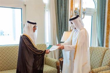 الأمير منصور بن خالد يسلم نسخة من أوراق اعتماده سفيرا للمملكة لدى قطر