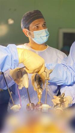 طبيب سعودي يجري عملية جراحية نادرة لمريضة مصابة بالسمنة