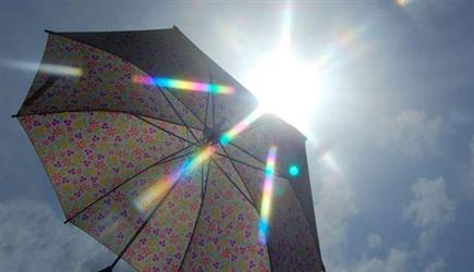 أبرزها قدرة المظلة على الحماية من الشمس .. خرافات يصدقها الناس عن فصل الصيف