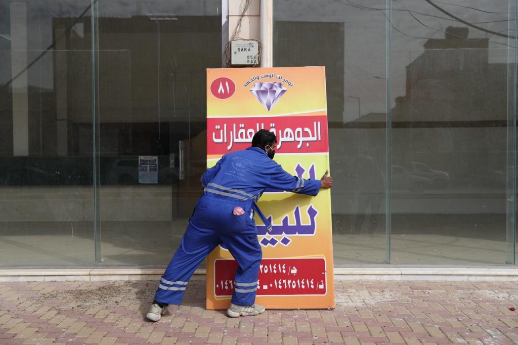أمانة الجوف تزيل 100 لوحة إعلانية وملصقاً مخالفاً ضمن حملات تحسين المشهد الحضري