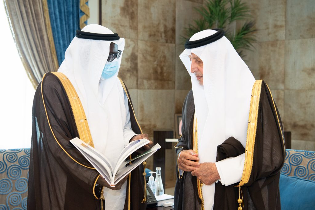 أمير مكة يتسلم التقرير السنوي لأعمال معهد الإدارة