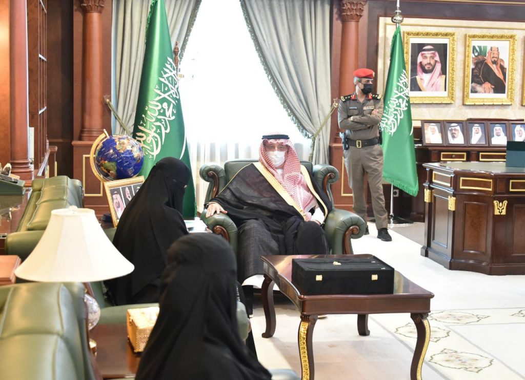 الأمير محمد بن ناصر يلتقي رئيسة وعضوات مجلس إدارة جمعية بنات الوطن بفيفا