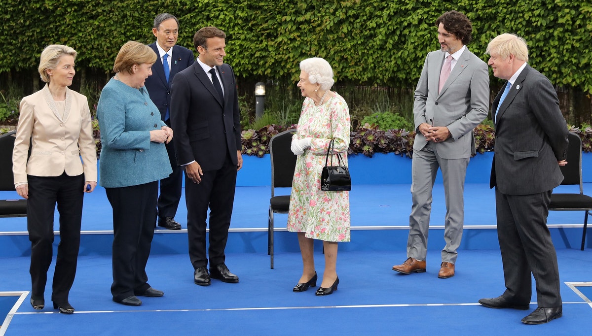 الملكة إليزابيث الثانية بين قادة دول مجموعة السبع بعد التقاط صورة تذكارية على هامش القمة التي تسضيفها بريطانيا -  11 يونيو 2021 - AFP