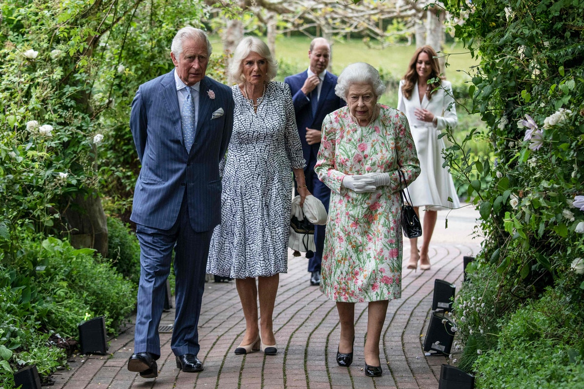   الملكة إليزابيث الثانية وأفراد العائلة المالكة في الطريق لحضور حفل استقبال قادة دول مجموعة السبع على هامش القمة التي تستضيفها المملكة المتحدة - 11 يونيو 2021 - AFP