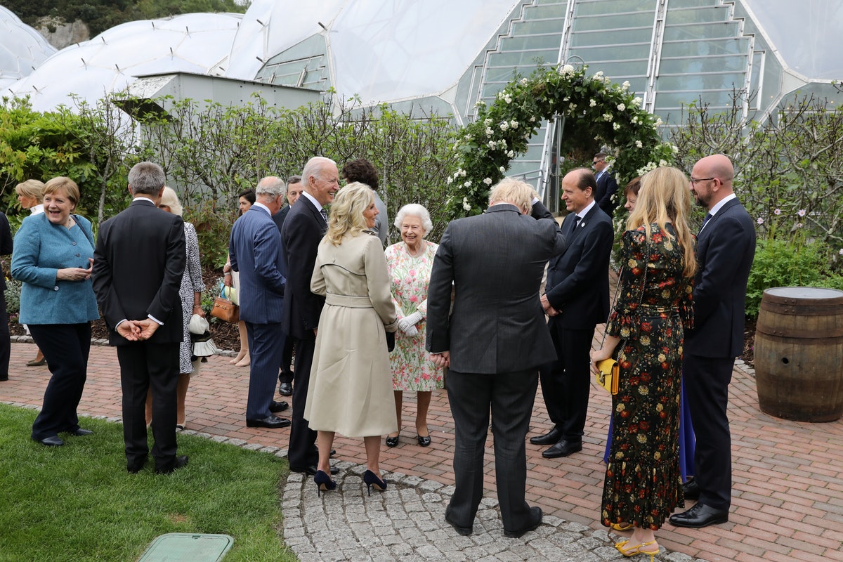 حديث بين الملكة إليزابيث وعدد من رؤساء قمة مجموعة السبع وزوجاتهم- REUTERS