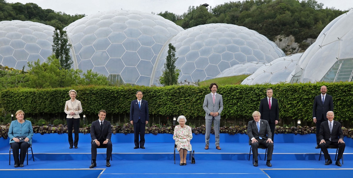  صورة تذكارية للملكة إليزابيث الثانية مع قادة دول مجموعة السبع - 11 يونيو 2021 - AFP