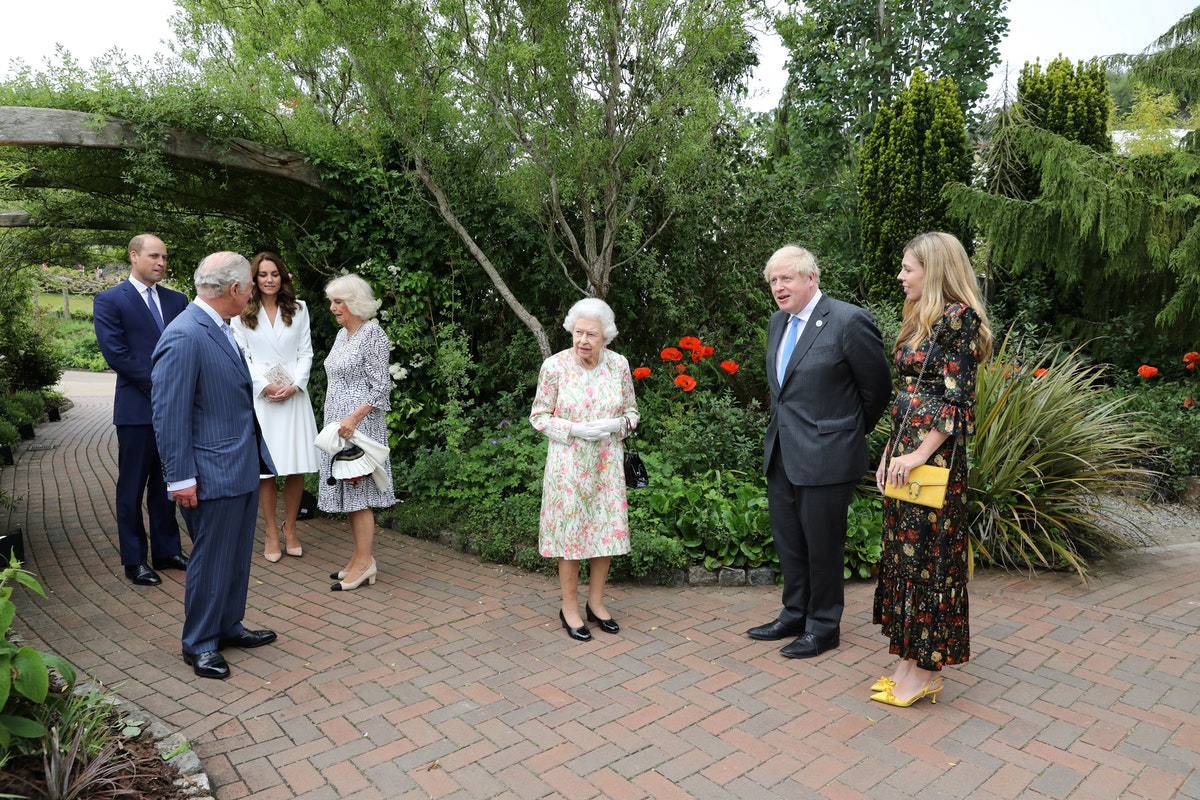 الملكة إليزابيث تتجول برفقة الرؤساء وأفراد من عائلتها داخل مشروع إيدن - REUTERS