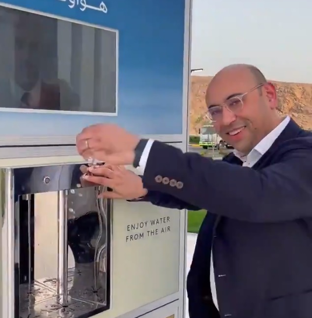 بالفيديو .. رئيس شركة يستعرض جهازًا لاستخراج الماء من الهواء في السعودية
