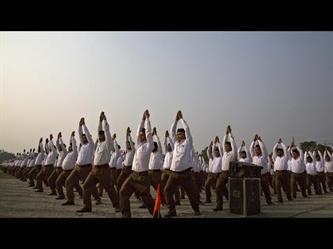 رجال الشرطة الهندية يمارسون “اليوغا” بمناسبة يومها العالمي