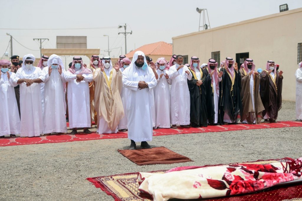نائب أمير الرياض يؤدي صلاة الميت على الشهيد ” القحطاني “