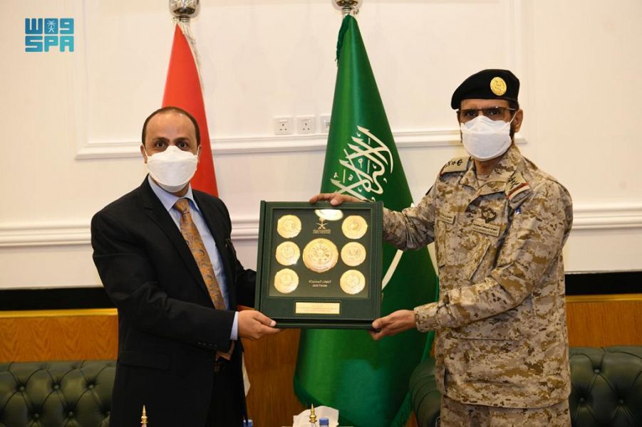 نائب رئيس هيئة الأركان العامة قائد القوات المشتركة المكلّف يستقبل وزير الإعلام والثقافة والسياحة اليمني