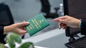 "أبشر": يمكن إصدار جواز السفر لمدة 5 سنوات فقط إذا كان عمر المُصدر له الجواز أقل من 15 سنة

