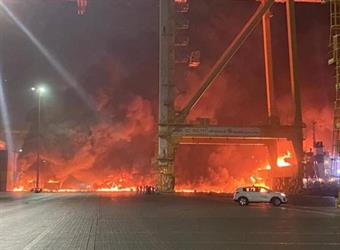 اشتعال حريق نجم عن انفجار حاوية على سفينة بميناء جبل علي الإماراتي