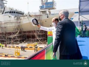 قائد القوات البحرية الملكية السعودية يرعى مراسم تعويم سفينة جلالة الملك "جازان" (صور)