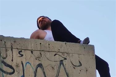 شاهد.. لحظة إنقاذ عراقي حاول الانتحـار من فوق جسر بسبب مشاكل عائلية