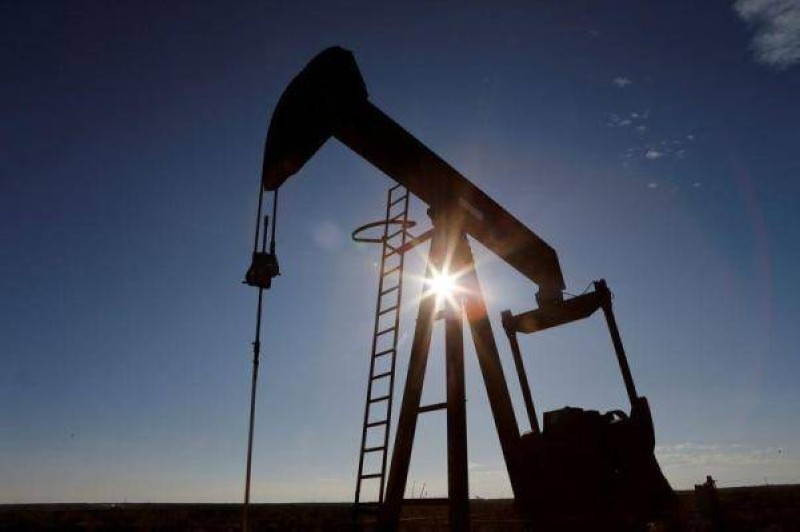 أسعار النفط ترتفع بدعمٍ من تراجع مخزونات الخام الأميركية
