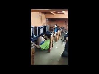 أطفال يواصلون اللعب في مقهى للإنترنت بالصين رغم غرقه بالفيضانات