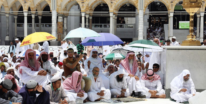 الرئاسة العامة لشؤون المسجد الحرام والمسجد النبوي توزع 20 ألف مظلة
