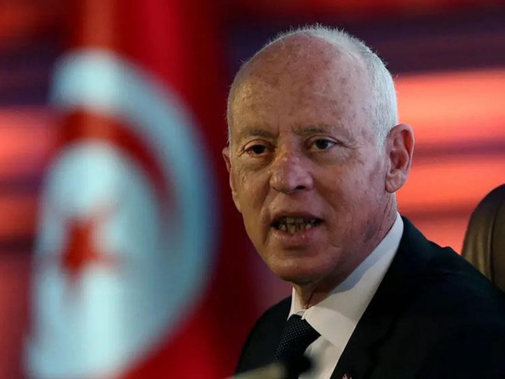 الرئيس التونسي يعلن حظر التجوال في بلاده لمدة شهر