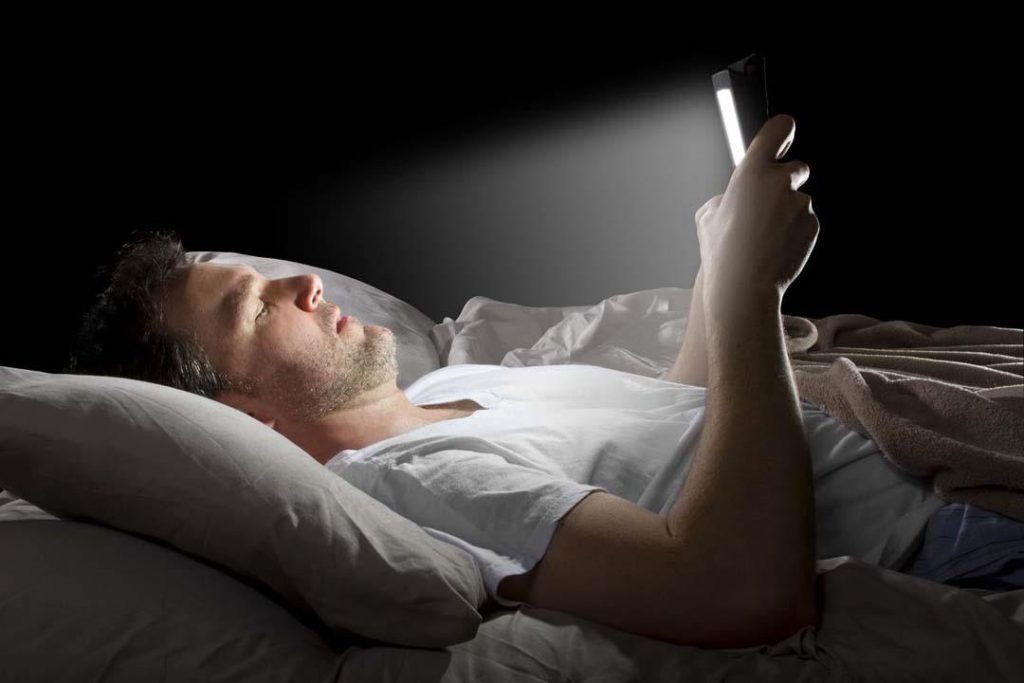 الضوء الأزرق يُحدث تغيرات فسيولوجية سلبية أثناء النوم