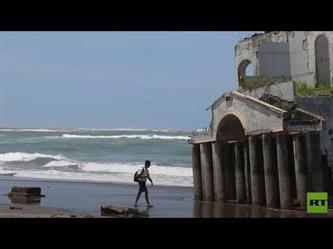 جرفته الأمواج.. بيت غامض يظهر على شاطئ السلفادور
