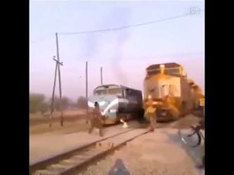 رجلان ينجوان من الموت دهساً بالقطار بعد سيرهما أمامه في دولة آسيوية