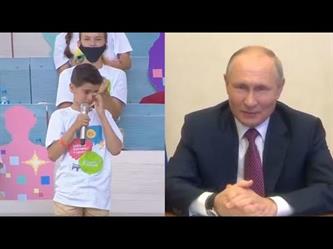 رد فعل “بوتين” تجاه طفل أجهش بالبكاء وهو يحيي والديه