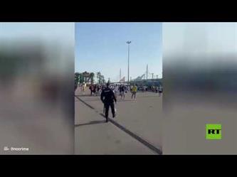 شرطي يداعب الكرة بمهارة أمام مشجعين بسان بطرسبورغ