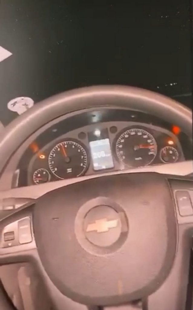 “مرور الطائف” يضبط قائد مركبة نشر فيديو أثناء قيادته بسرعة عالية وبدون لوحات