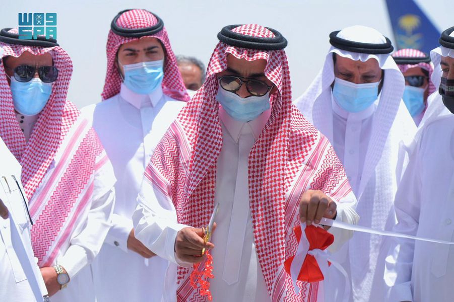مطار الملك سعود بالباحة يستقبل المصطافين بالهدايا والورود والفواكه الموسمية