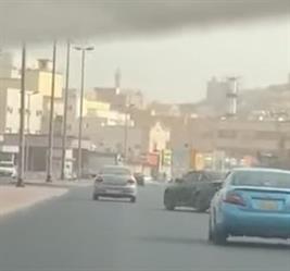 ضبط قائد مركبة تجاوز السيارات بطريقة متهورة في جدة (فيديو)