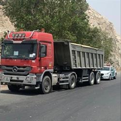 ضبط قائد شاحنة سار بها عكس الطريق في أحد أحياء مكة (صور)