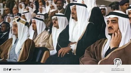 صورة نادرة للملك سلمان يتوسط أخويه فيصل وفهد في افتتاح بطولة الخليج لكرة القدم عام 1972