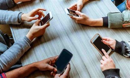 دراسة أمريكية تحذر من مخاطر صحية لتصفح الهاتف أثناء التواجد مع الأصدقاء