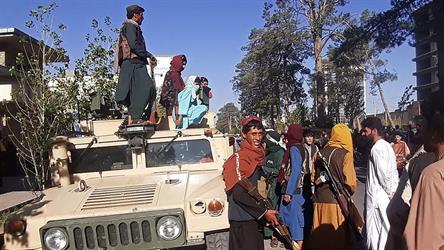 طالبان تحكم سيطرتها على المناطق المحيطة بكابول والأميركيون يستعدون لإجلاء الرعايا