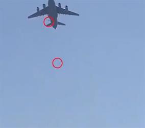 في مشهد مأسوي .. لحظة سقوط أفغان تعلقوا بطائرة عسكرية أثناء مغادرتها مطار كابل (فيديو)
