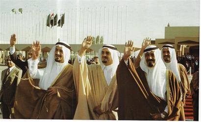 صورة تاريخية للملوك خالد وفهد وعبدالله وسلمان يودعون الرئيس “السادات”