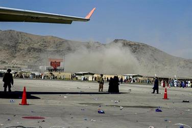 انفجار في محيط مطار كابل وتقارير تشير إلى أنه تفجير انتحاري
