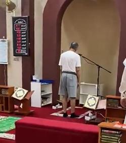 الكويت توقف مؤذناً أذن للصلاة بالمسجد وهو مرتدياً الشورت (فيديو)