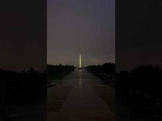 البرق يضرب نصباً تذكارياً في واشنطن